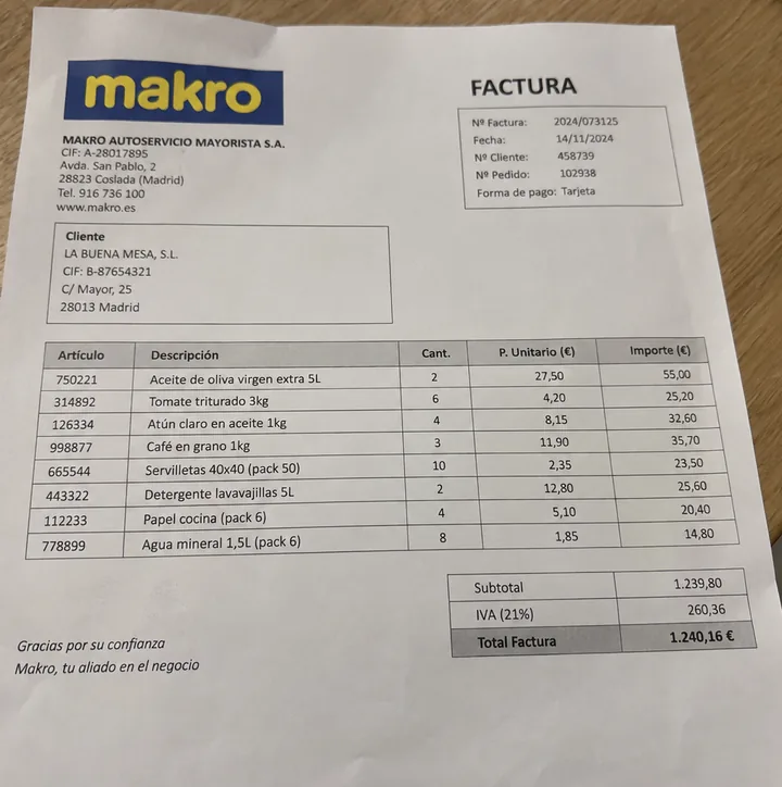 Foto de una factura de Makro de 1.240,16 € sobre la mesa del local